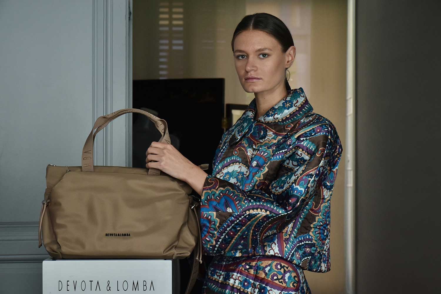 BOLSO / BANDOLERA DEVOTA & LOMBA NOVA TAUPE 160.502-02
